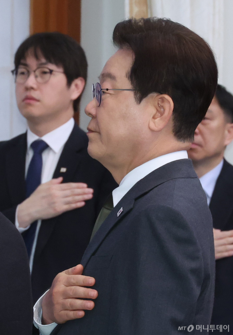 (서울=뉴스1) 허경 기자 = 이재명 대통령이 14일 청와대에서 열린 비상경제점검회의 겸 국무회의에서 국민의례를 하고 있다. 왼쪽은 하정우 AI미래기획수석. (청와대통신사진기자단) 2026.4.14/뉴스1  Copyright © 뉴스1. All rights reserved. 무단 전재 및 재배포,  AI학습 이용 금지. /사진=(서울=뉴스1) 허경 기자