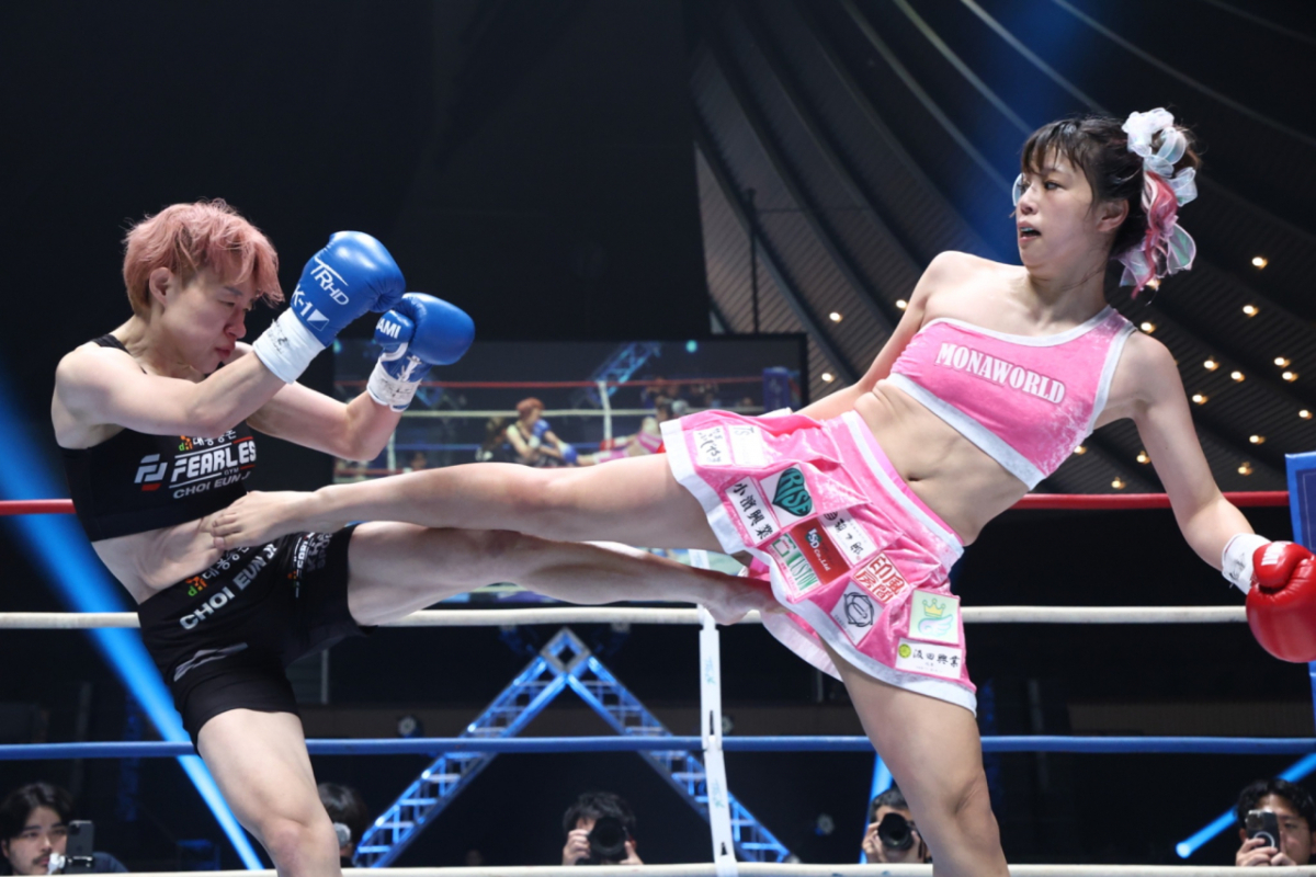 기무라 모나(오른쪽)가 최은지에게 킥을 날리고 있다. /사진=K-1 공식 사회관계망서비스(SNS)