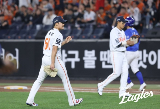 정우주(왼쪽)가 16일 삼성전 2사에서 교체되고 있다. /사진=한화 이글스 제공