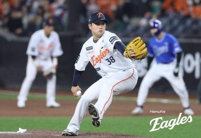 16일 삼성전에서 8회말 등판해 투구를 펼치고 있는 김종수. /사진=한화 이글스 제공