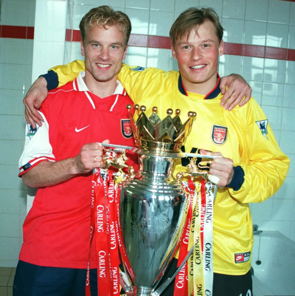 데니스 베르캄프(왼쪽)와 알렉스 마닝거. /사진=더선 갈무리