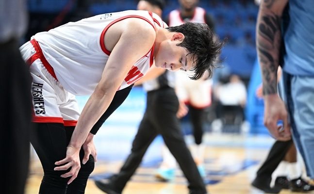 SK 안영준이 16일 소노전 도중 허리를 굽히고 있다. /사진=KBL