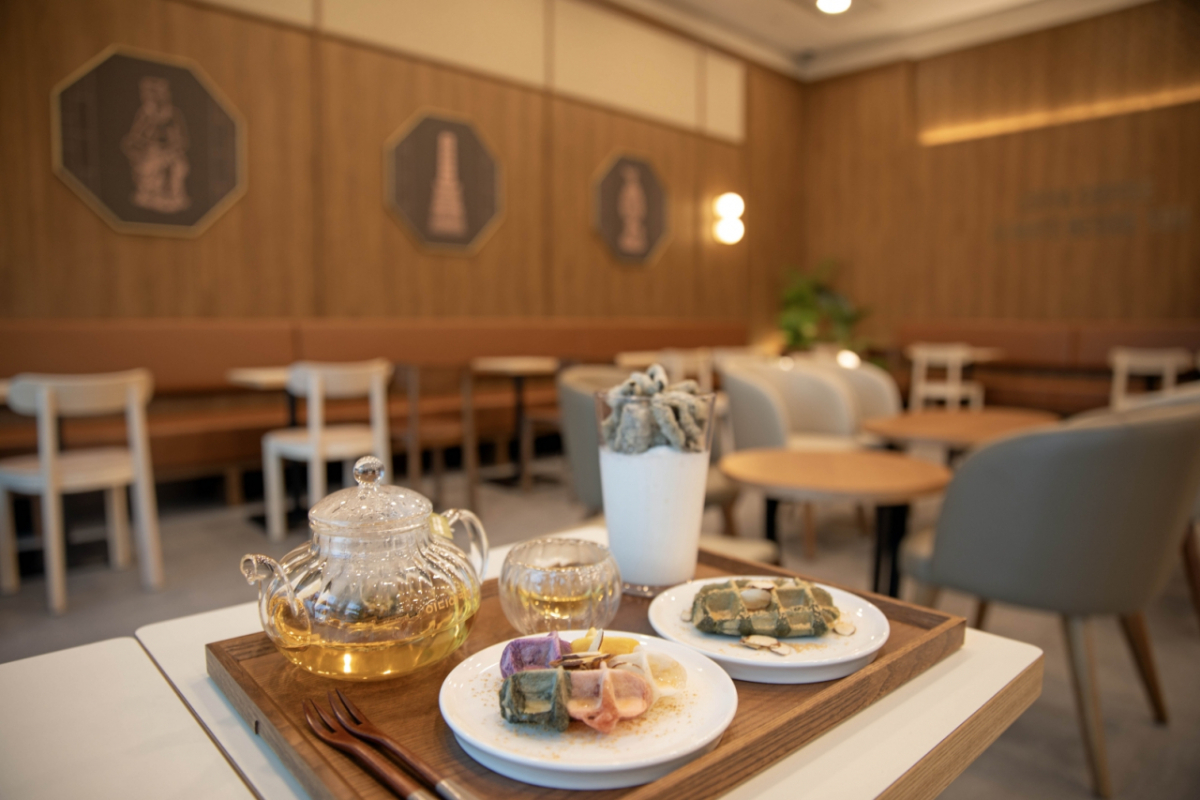 '사유공간 찻집'에서 판매하는 음료들과 디저트. 벽면에는 금동 반가사유상·경천사지 십층석탑·백제금동대향로 등 대표 유물 이미지가 새겨있다. /사진=이디야커피