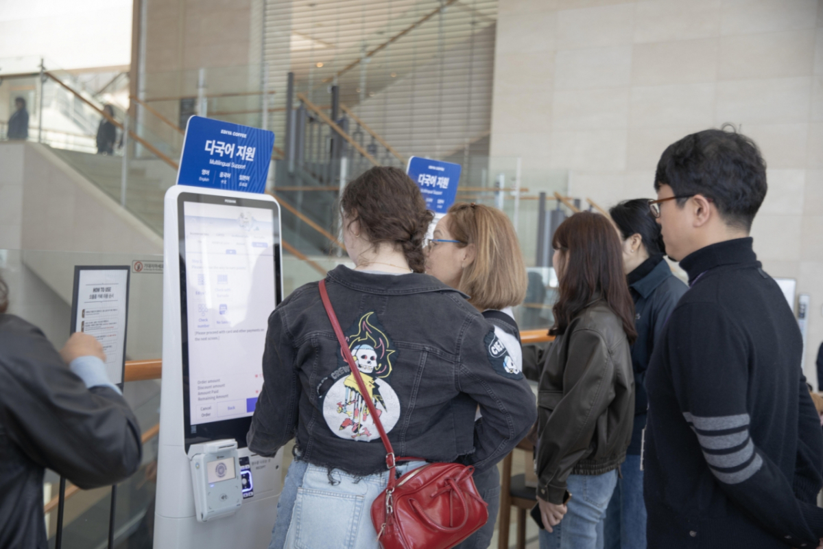  주문하는 키오스크 앞에서는 외국인 관광객들이 메뉴를 한참 들여다보는 모습도 이어졌다. /사진=이디야커피