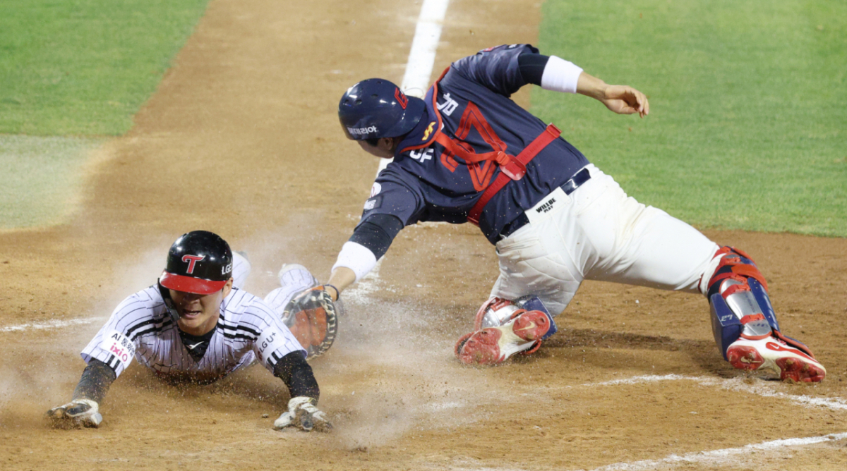 2026 신한 SOL KBO리그 LG 트윈스 대 롯데 자이언츠 경기가 16일 서울 잠실야구장에서 열렸다.  LG 7회말 1사 2,3루에서 3루주자 오지환이 박동원의 내야땅볼 때 홈으로 뛰어 세이프되고 있다. 롯데 포수는 유강남. /사진=김진경 대기자
