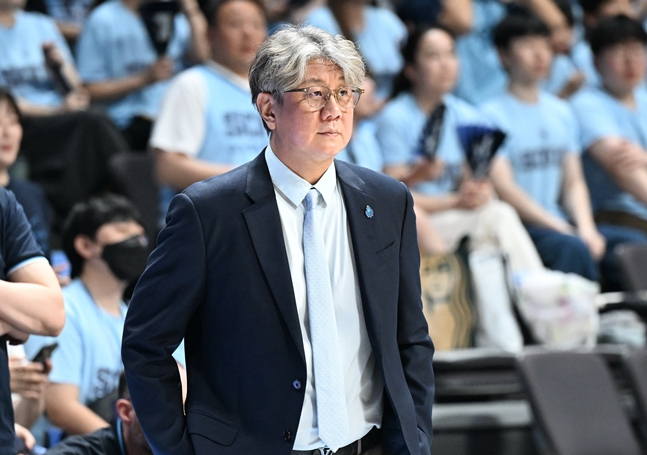 경기를 지켜보고 있는 손창환 감독. /사진=KBL