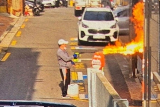 지난해 4월 21일 서울 관악구 한 빌라 인근에서 A씨가 방화를 시도하던 모습./사진=뉴스1