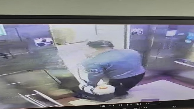 지난해 4월 21일 서울 관악구 봉천동 한 아파트 엘리베이터 폐쇄회로(CC)TV 영상에 A씨 모습이 포착됐다./사진=화재감식보고서