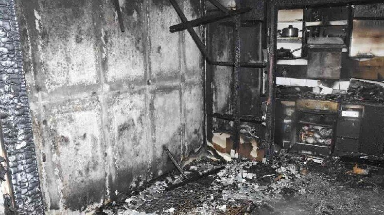 지난해 4월 21일 서울 관악구 봉천동 한 아파트에서 발생한 화재로 내부가 검게 그을린 모습./사진=뉴스1