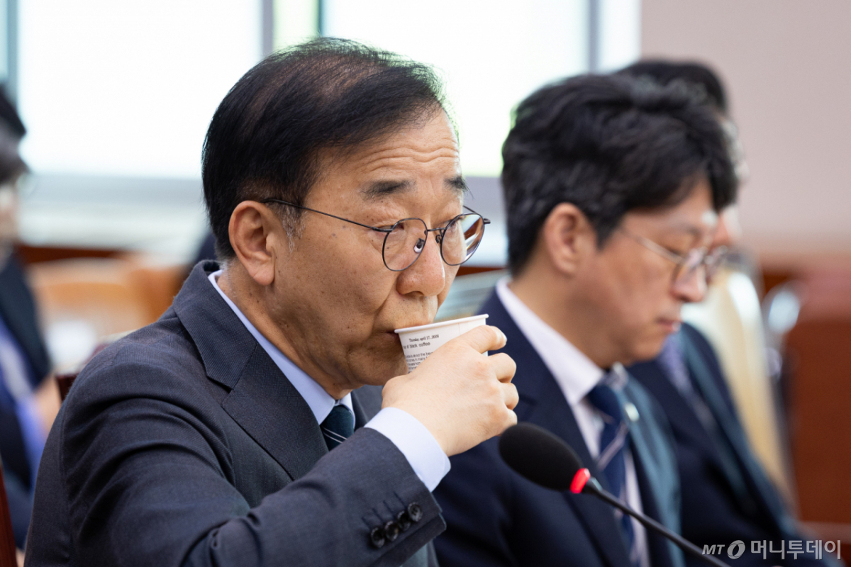 (서울=뉴스1) 유승관 기자 = 김윤덕 국토교통부 장관이 16일 서울 여의도 국회에서 열린 제434회 국회(임시회) 국토교통위원회 제3차 전체회의에 출석해 물을 마시고 있다. 2026.4.16/뉴스1  Copyright © 뉴스1. All rights reserved. 무단 전재 및 재배포,  AI학습 이용 금지. /사진=(서울=뉴스1) 유승관 기자