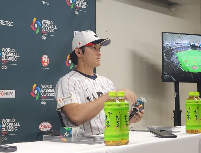 지난 3월 끝난 월드 베이스볼 클래식(WBC) 자신이 광고 모델인 차 음료를 두고 인터뷰에 임하고 있는 오타니. /사진=박수진 기자