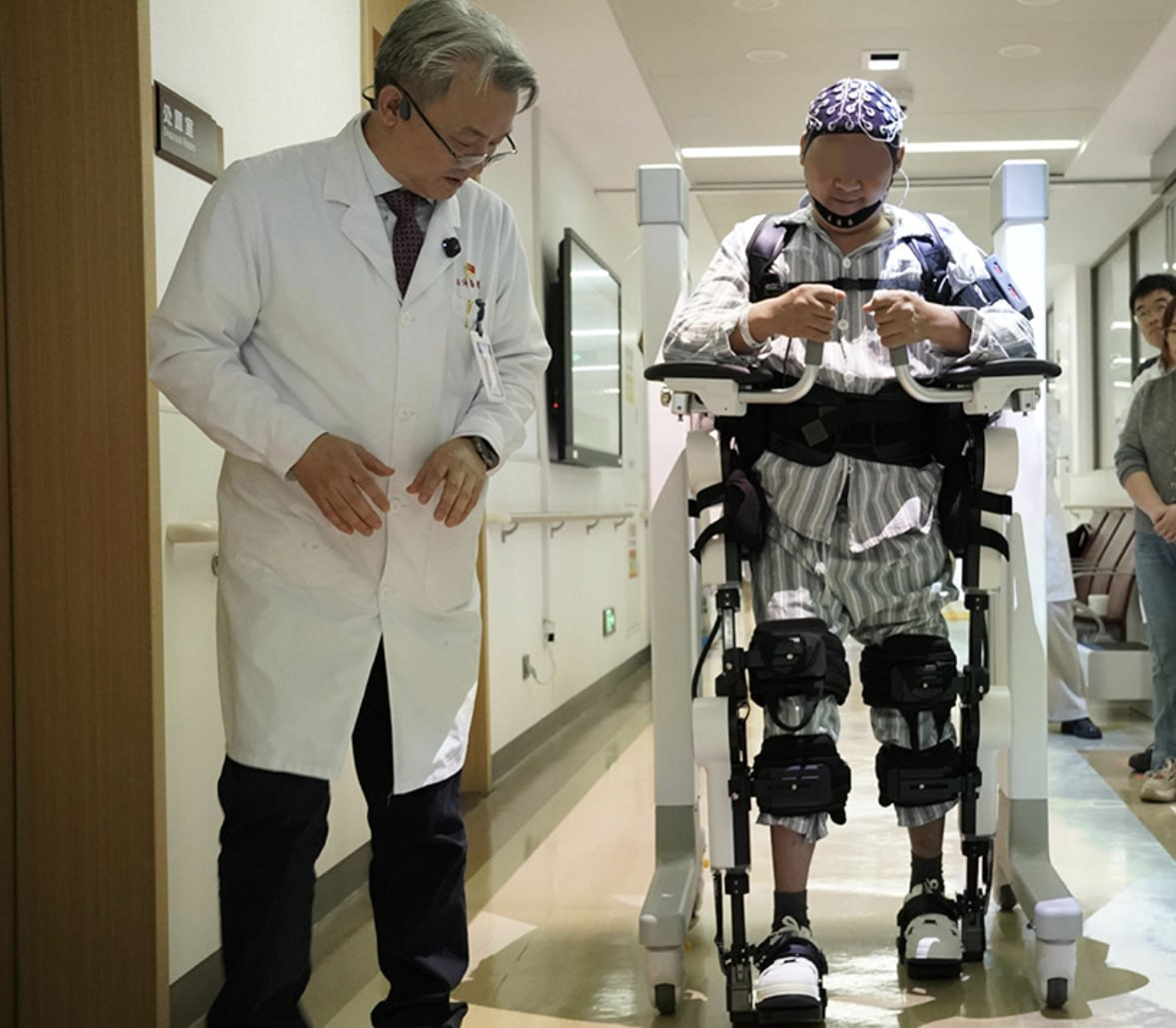 퉁지병원에서 환자가 청톈테크의 외골격 로봇을 착용해 보행하는 모습/사진=청톈커지 홈페이지
