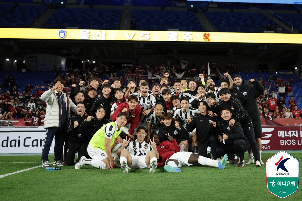 지난 15일 울산 문수축구경기장에서 열린 울산 HD전 승리 후 기념 사진을 촬영하고 있는 FC서울 선수들. /사진=한국프로축구연맹 제공