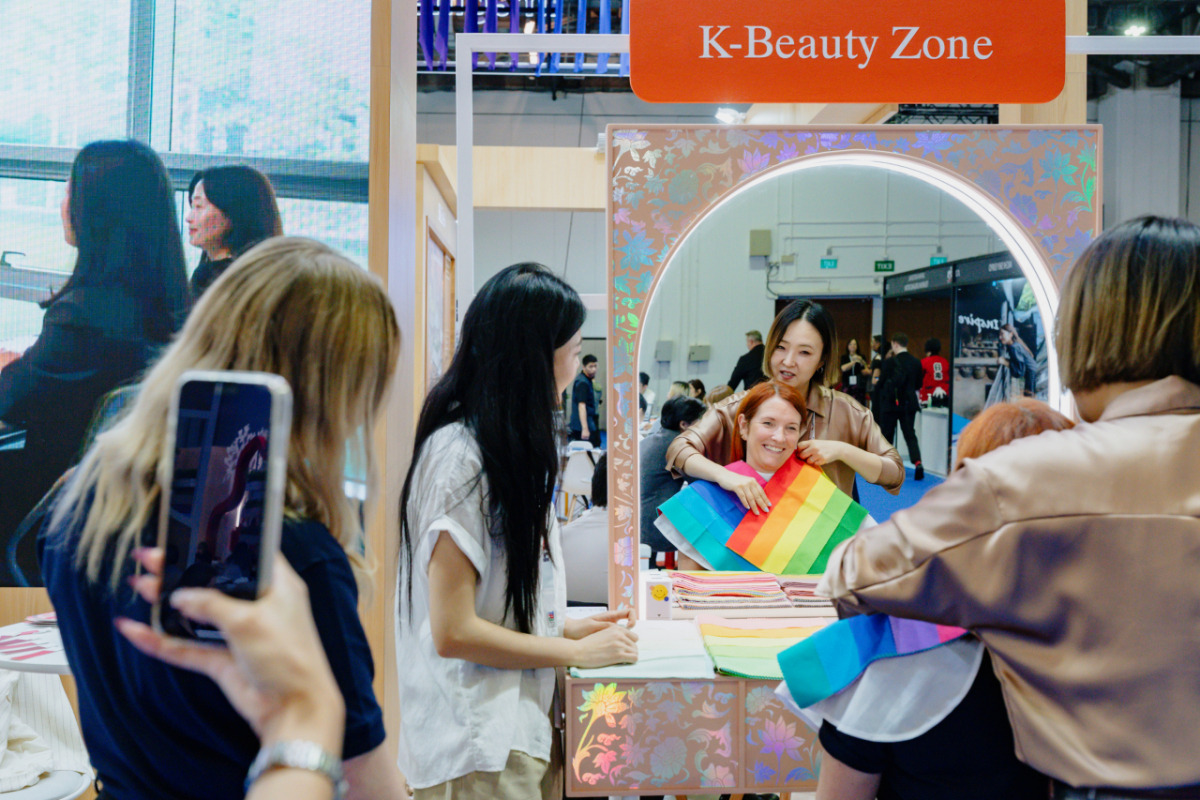 싱가포르에서 열린 '더 미팅스 쇼 APAC'에서 현지인들이 퍼스널컬러 체험활동에 참여하고 있는 모습. / 사진제공 = 한국관광공사