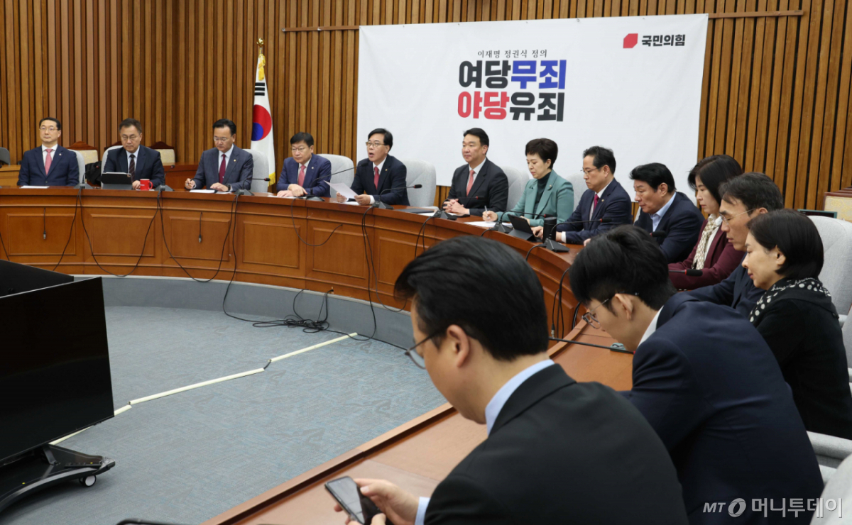 [서울=뉴시스] 조성봉 기자 = 송언석 국민의힘 원내대표가 17일 오전 서울 여의도 국회에서 열린 원내대책회의에서 발언을 하고 있다. 2026.04.17. suncho21@newsis.com /사진=조성봉