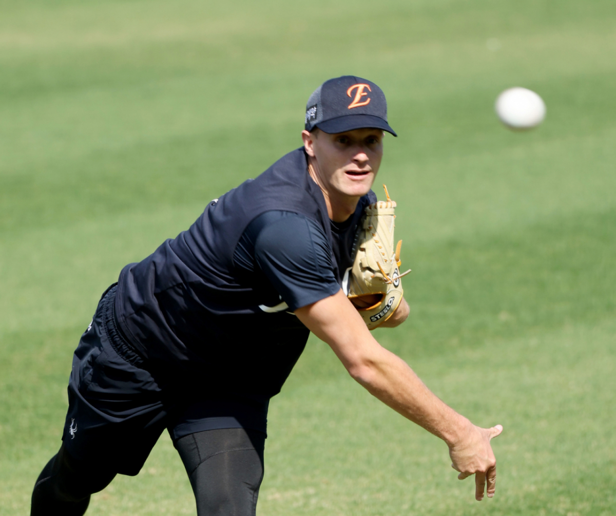 한화 한화 잭 쿠싱이  15일 대전한화생명볼파크에서 열리는 2026KBO리그 한화이글스와 삼성라이온즈 경기를 앞두고 피칭을 하고 있다.  김경문 감독은 부진한 김서현의 마무리보직을 잭 쿠싱에게 넘겼다. 2026.04.15. /사진=강영조 선임기자