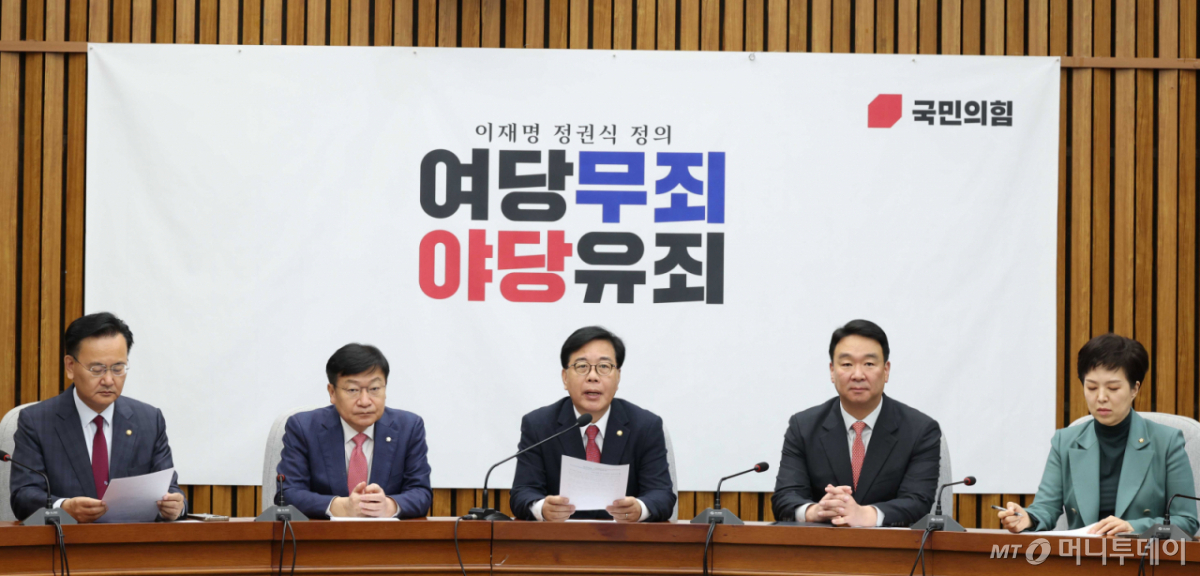 [서울=뉴시스] 조성봉 기자 = 송언석 국민의힘 원내대표가 17일 오전 서울 여의도 국회에서 열린 원내대책회의에서 발언을 하고 있다. 2026.04.17. suncho21@newsis.com /사진=조성봉