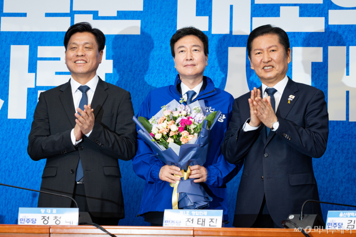 (서울=뉴스1) 유승관 기자 = 정청래 더불어민주당 대표와 조승래 사무총장이 17일 서울 여의도 국회에서 열린 제1차 인재영입식에서 전태진 변호사와 기념 촬영을 하고 있다.  민주당은 6·3 지방선거와 함께 치러지는 재보궐선거의 1호 영입인재로 전태진 변호사를 영입했다. 전 변호사는 당 울산시장 예비후보로 출마하는 김상욱 의원의 지역구인 울산 남갑에 나설 전망이다. 2026.4.17/뉴스1  Copyright © 뉴스1. All rights reserved. 무단 전재 및 재배포,  AI학습 이용 금지. /사진=(서울=뉴스1) 유승관 기자