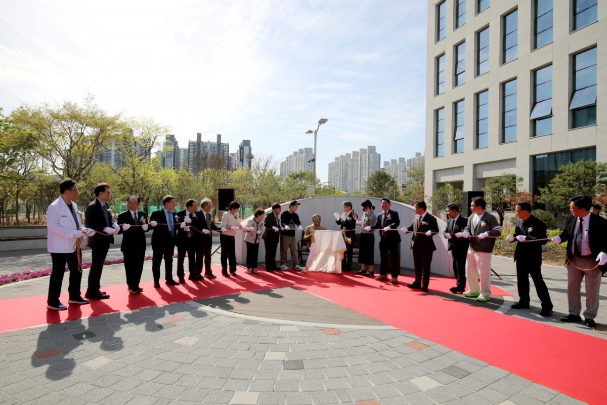 건양사이버대 내외빈들이 김희수 건양대 설립자의 흉상을 제막하고 있다./사진제공=건양사이버대