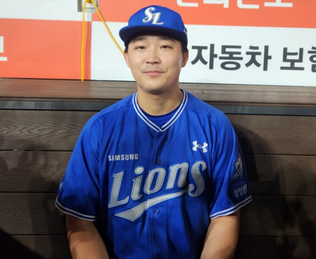 삼성 전병우가 16일 승리를 거둔 뒤 취재진과 인터뷰를 하고 있다. /사진=안호근 기자