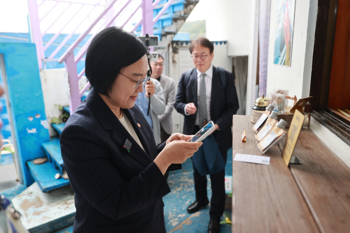  한성숙 중소벤처기업부 장관이 17일 경상남도 통영시 글로컬 상권 현장을 둘러보고있다. /사진=중기부 제공.