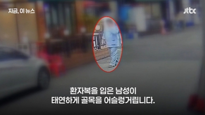 김성진이 서울 강북구 미아역 인근 마트에서 흉기 난동을 벌인 후 태연하게 담배를 피우며 거리를 활보하는 모습이 담긴 CCTV 영상이 공개됐다. /사진=JTBC 뉴스 캡처 