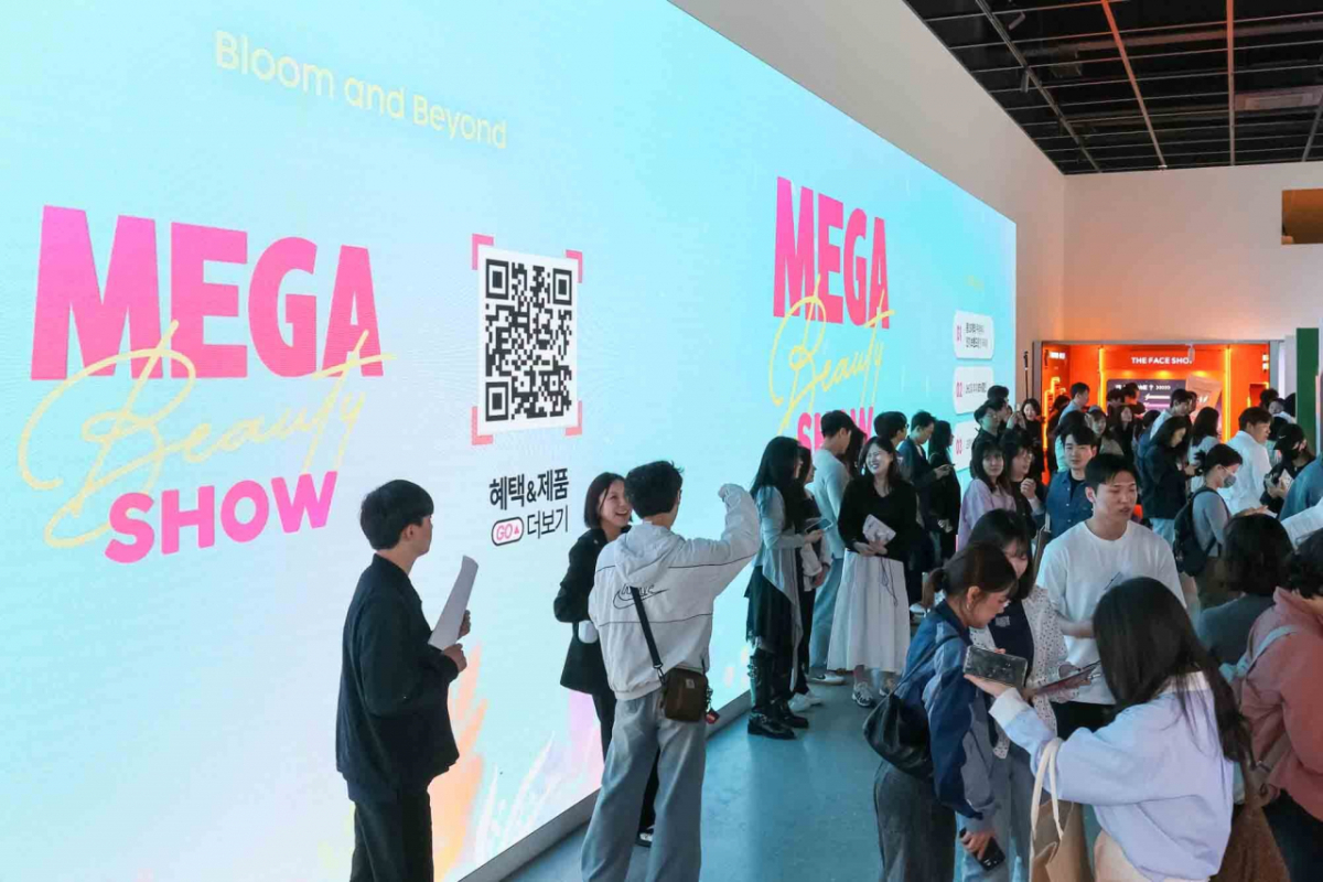 메가뷰티쇼 '버추얼스토어' 방문객들이 참여 브랜드 부스를 둘러보고 있다. /사진제공=쿠팡. 