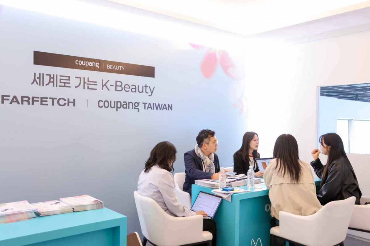 쿠팡 대만 뷰티팀이 K브랜드사 관계자들에게 대만 로켓배송 입점 절차에 대한 컨설팅을 진행하고 있다. /사진제공=쿠팡. 