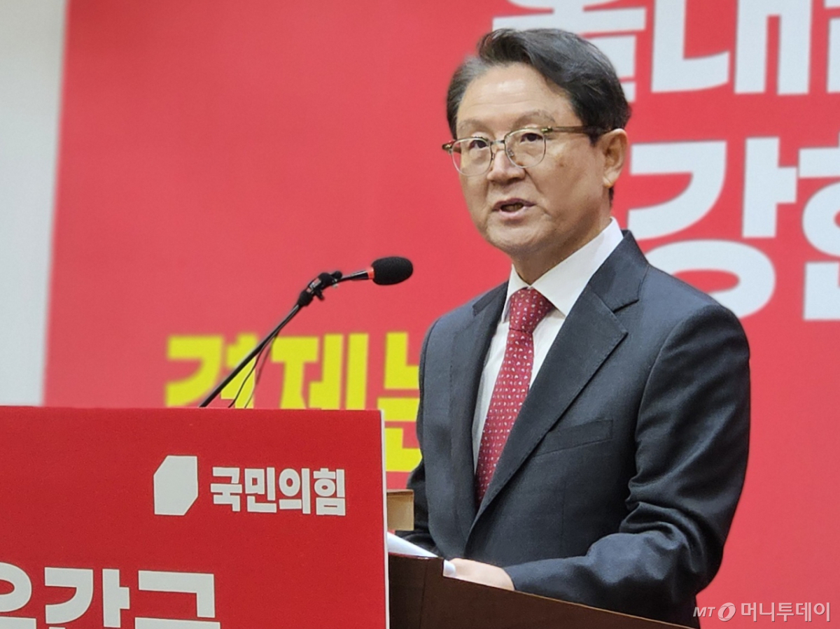 [청주=뉴시스] 이도근 기자= 윤석열 전 대통령의 내란 재판 변호인인 윤갑근 전 국민의힘 충북도당위원장이 4일 충북도청 브리핑룸에서 충북지사 선거 출마를 공식 선언하고 있다. 2026.03.04. nulha@newsis.com /사진=이도근