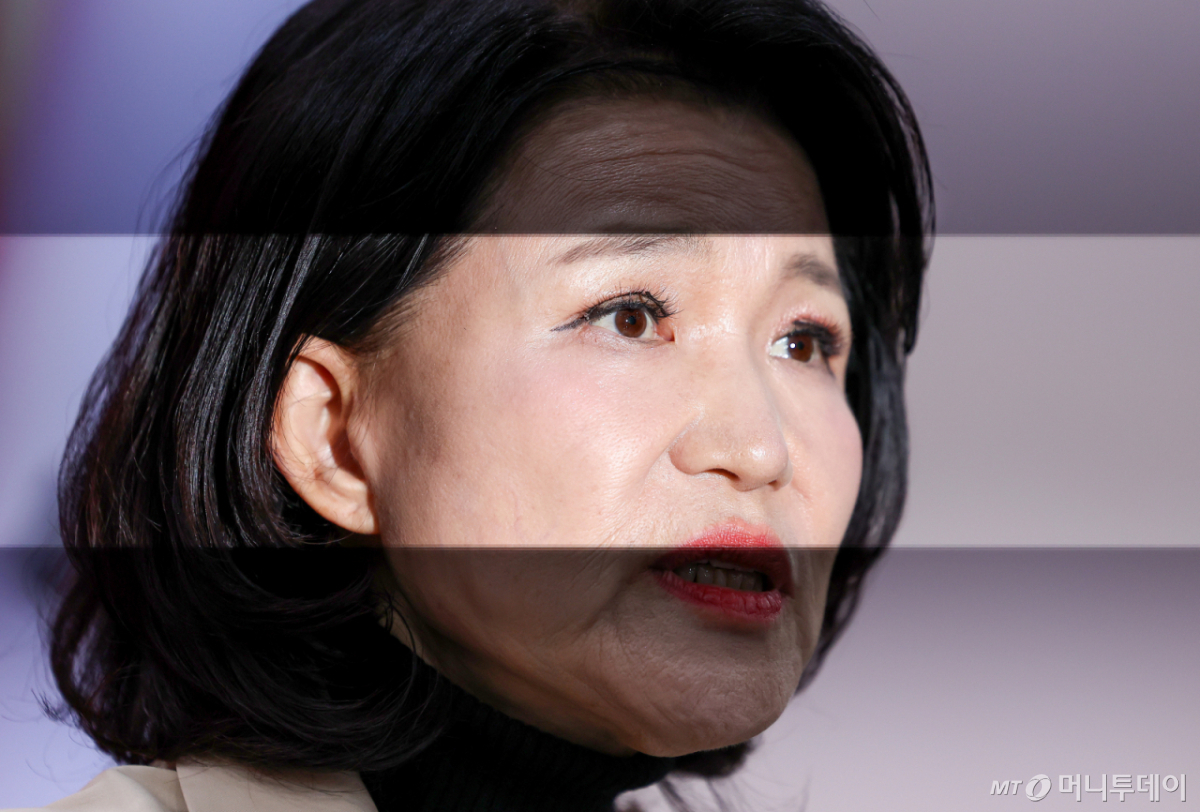 [대구=뉴시스] 이무열 기자 = 국민의힘 대구시장 경선에서 컷오프(공천 배제)된 이진숙 전 방송통신위원장이 14일 대구 수성구 국민의힘 대구시당에서 입장 발표 기자회견을 하고 있다. 2026.04.14. lmy@newsis.com /사진=이무열