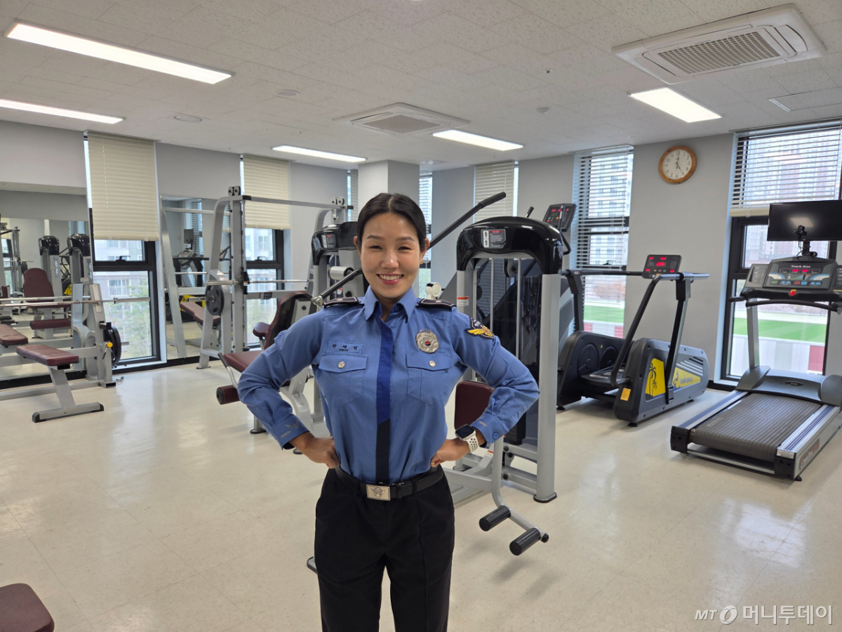 권혜림 인천 해양경찰서 경위가 인천해경 체력단련실에서 포즈를 취하고 있는 모습./사진=김서현 기자.