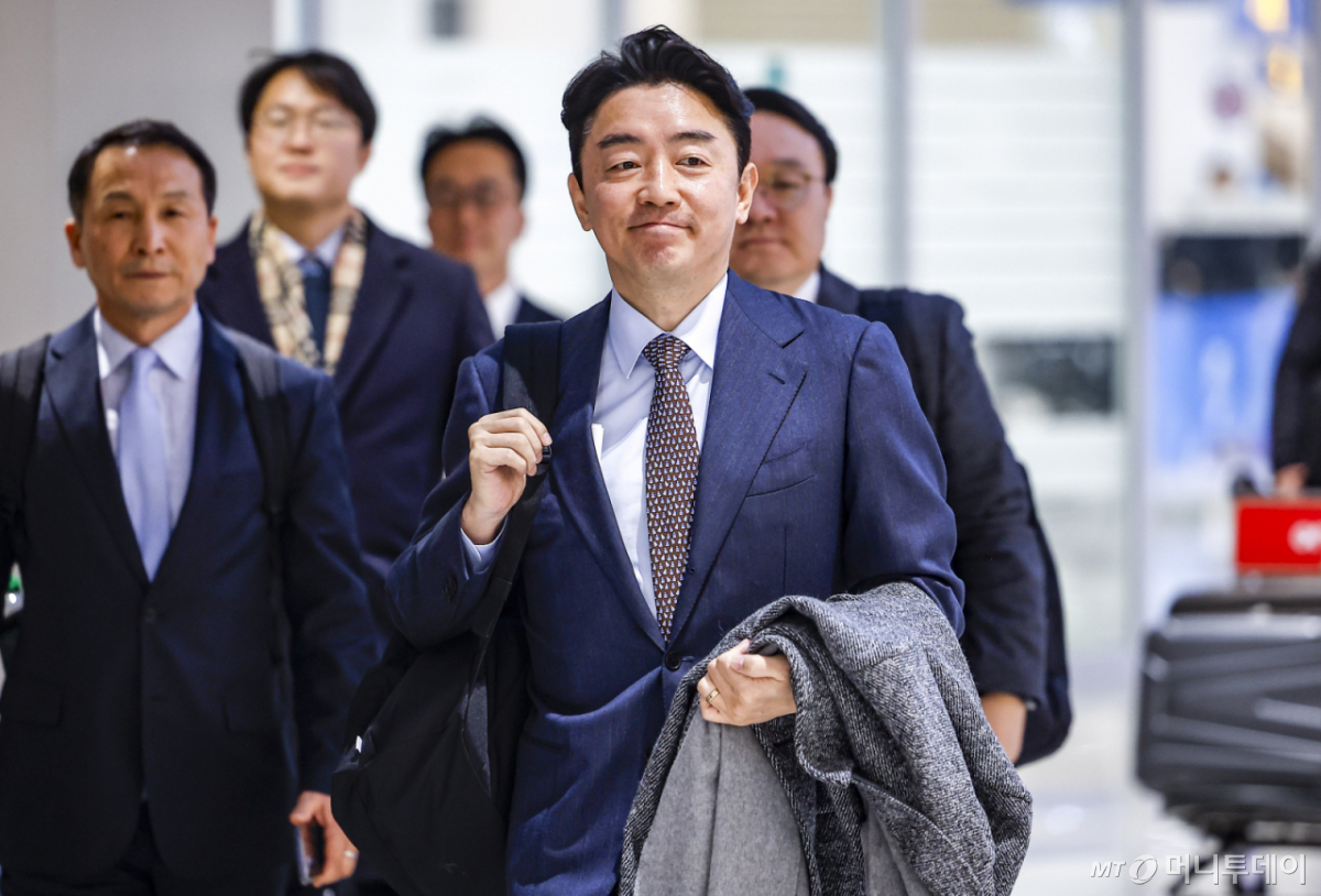 [인천공항=뉴시스] 정병혁 기자 = 이재명 대통령의 전략경제협력 특사 자격으로 캐나다와 노르웨이를 방문한 강훈식 비서실장이 31일 인천국제공항을 통해 귀국하고 있다. 2026.01.31. jhope@newsis.com /사진=정병혁