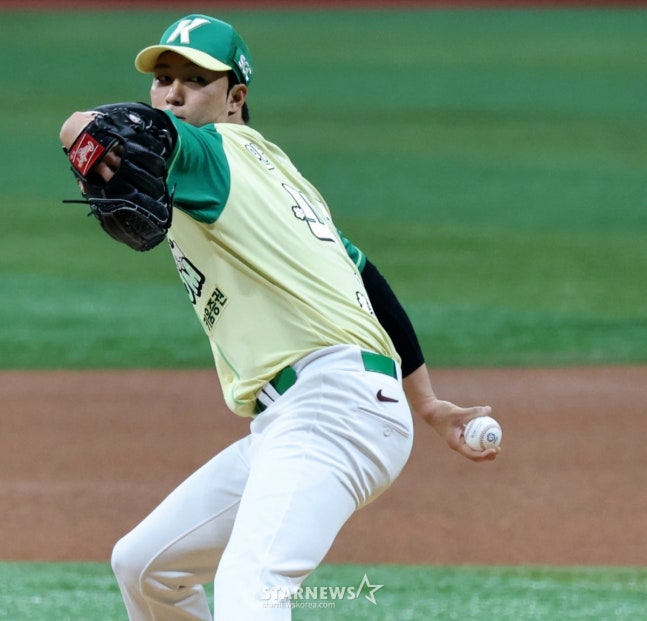 지난 12일 롯데전에 등판한 안우진. /사진=강영조 선임기자