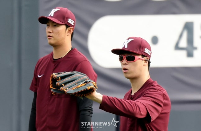 17일 경기를 앞두고 훈련을 하고 있는 안우진(왼쪽)과 배동현. /사진=강영조 선임기자