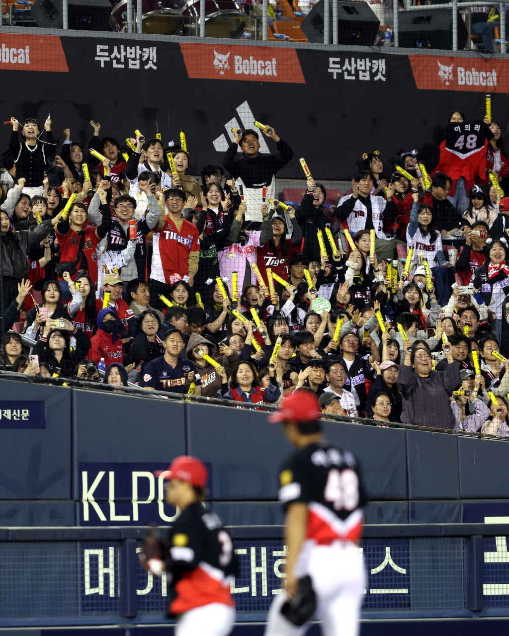 17일 잠실구장에서 열린 KIA 타이거즈와 두산 베어스의 경기. KIA 선발 이의리가 더그아웃으로 향하는 순간, KIA 팬들의 박수를 보내고 있다. /사진=KIA 타이거즈 제공