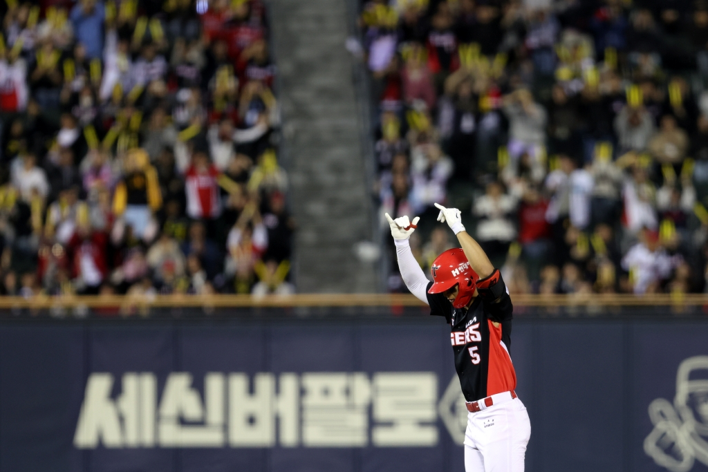 KIA 타이거즈 김도영이 17일 잠실 두산 베어스전에서 9회 2루타를 친 뒤 기뻐하고 있다. /사진=KIA 타이거즈 제공