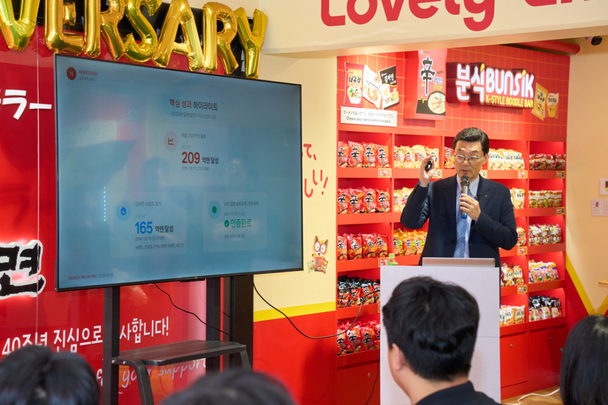농심재팬 법인장인 김대하 부사장이 지난 15일 도쿄 하라주쿠 '신라면 분식' 팝업스토어 미디어 브리핑에서 기자들에게 일본 시장 전략에 대해 설명하는 모습./사진제공=농심