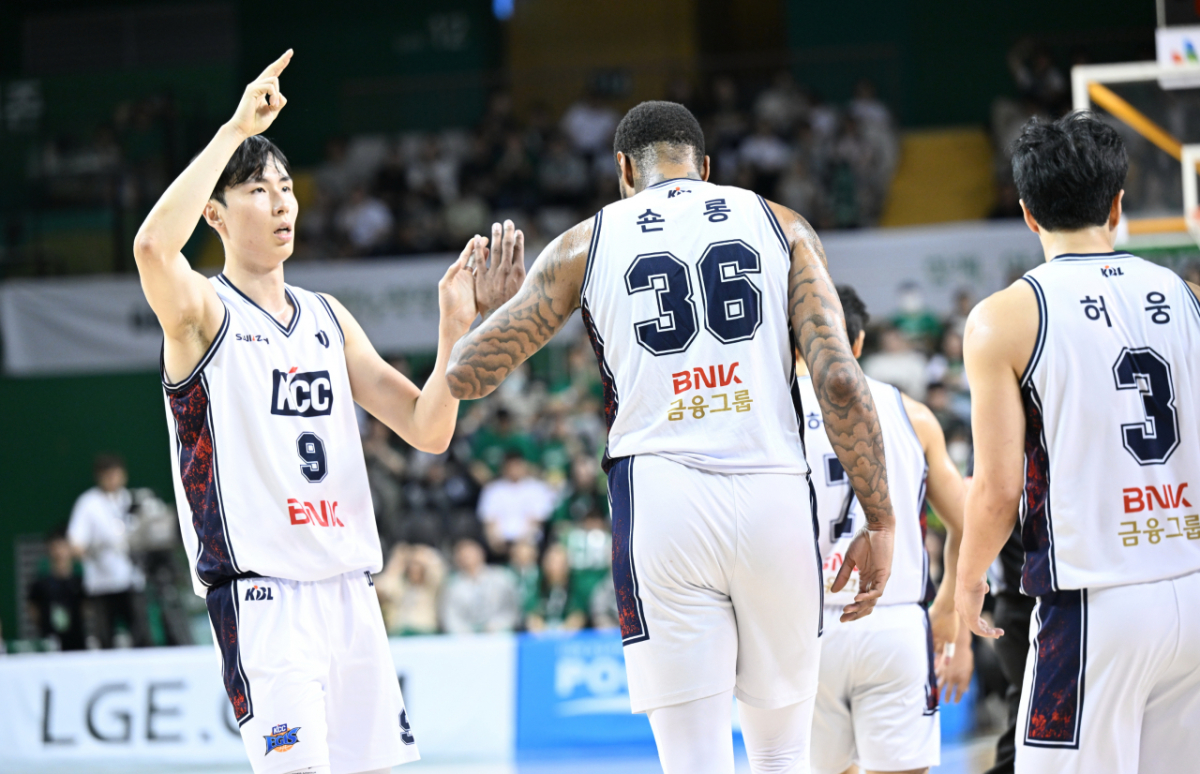 송교창(왼쪽)과 숀 롱. /사진=KBL 제공