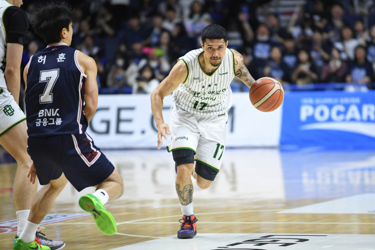 이선 알바노(오른쪽)가 17일 오후 7시 부산사직체육관에서 열린 2025~2026 LG전자 프로농구 6강 플레이오프 3차전 경기 중 드리블하고 있다. /사진=KBL 제공