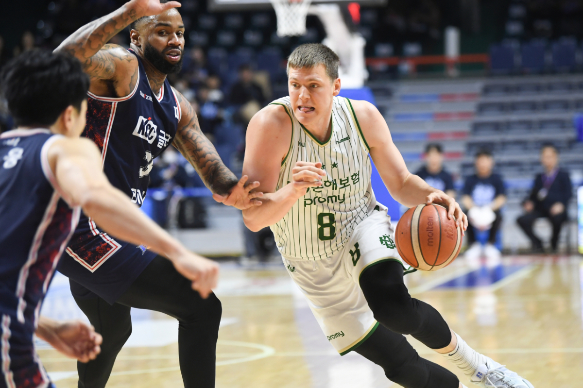 헨리 엘런슨(오른쪽)이 17일 오후 7시 부산사직체육관에서 열린 2025~2026 LG전자 프로농구 6강 플레이오프 3차전 경기 중 돌파를 시도하고 있다. /사진=KBL 제공
