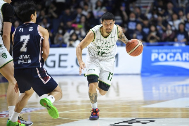 이선 알바노(오른쪽)가 17일 오후 7시 부산사직체육관에서 열린 2025~2026 LG전자 프로농구 6강 플레이오프 3차전 경기 중 드리블하고 있다. /사진=KBL 제공