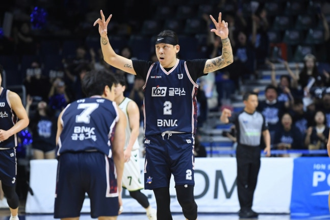 부산KCC 최준용이 17일 오후 7시 부산사직체육관에서 열린 2025~2026 LG전자 프로농구 6강 플레이오프 3차전 도중 3점슛을 넣고 세리머니하고 있다. /사진=KBL 제공