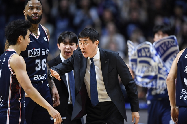 이상민 부산KCC 감독이 원주DB와 6강 플레이오프(PO) 3차전 경기 중 선수들에게 작전 지시하고 있다. /사진=KBL 제공