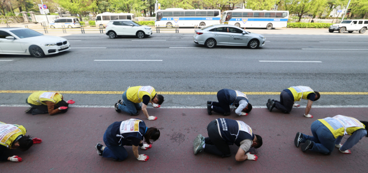 (서울=뉴스1) 오대일 기자 = 마트산업노동조합 조합원들이 15일 서울 여의도 국회 앞에서 홈플러스 살리기 삼보일배 행진을 하고 있다.   참가자들은 홈플러스 회생기한 만료일(5월 4일)을 앞두고 정부의 홈플러스 정상화 약속 이행을 촉구하며 국회에서 청와대까지 1박 2일 삼보행진을 진행한다. 2026.4.15/뉴스1  Copyright © 뉴스1. All rights reserved. 무단 전재 및 재배포,  AI학습 이용 금지. /사진=(서울=뉴스1) 오대일 기자