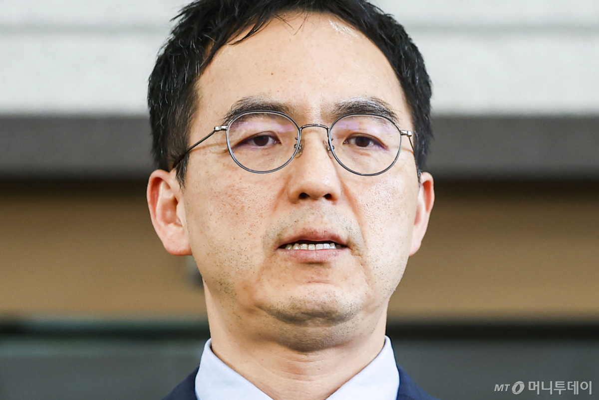 [서울=뉴시스] 정병혁 기자 = 구자현 검찰총장 직무대행이 17일 서울 서초구 대검찰청 앞에서 국회에서 진행 중인 윤석열 정권 정치검찰 조작기소 의혹 사건 진상규명 국정조사와 관련해 입장을 밝히고 있다. 2026.04.17./사진=정병혁