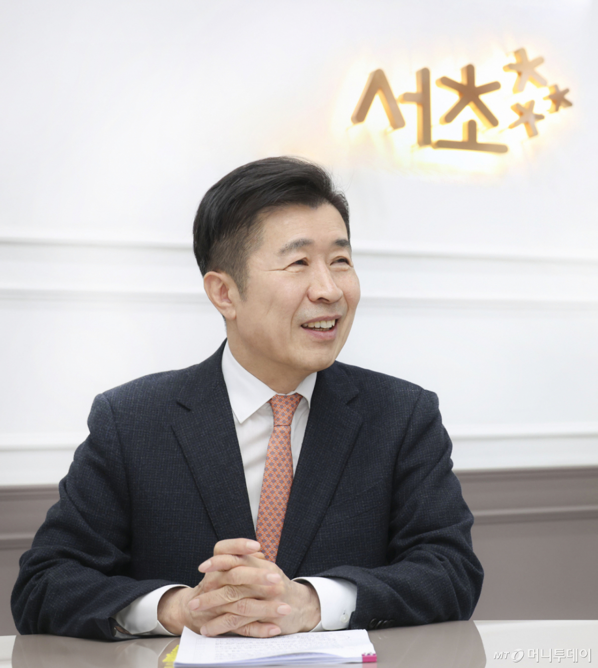 이달 9일 전성수 서초구청장이 서초구청에서 기자와 만나 주요 행정 사업에 대해 설명하고 있다.