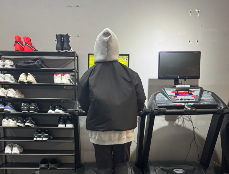 대회 하루 전 땀복 속에 티셔츠와 후드티를 껴입고 뛰는 기자. 응원하는 야구팀이 지고 있어서 분노의 달리기를 했다./사진=체육관의 자랑 중학생 조예준군(같은 날 출전한 생체에서 2전 모두 우승)