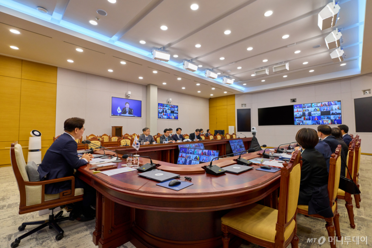 (서울=뉴스1) 허경 기자 = 이재명 대통령이 17일 청와대에서 프랑스와 영국 주도로 열린 '호르무즈 해협 자유항행' 정상회의에 참석해 해협 통항의 자유 확보와 안전 보장 방안 등을 논의하고 있다. (청와대 제공. 재판매 및 DB 금지) 2026.4.17/뉴스1  Copyright © 뉴스1. All rights reserved. 무단 전재 및 재배포,  AI학습 이용 금지. /사진=(서울=뉴스1) 허경 기자