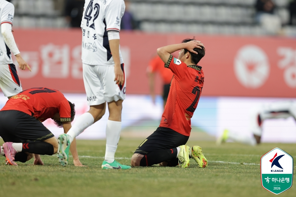 경남FC 조진혁(오른쪽). /사진=한국프로축구연맹 제공