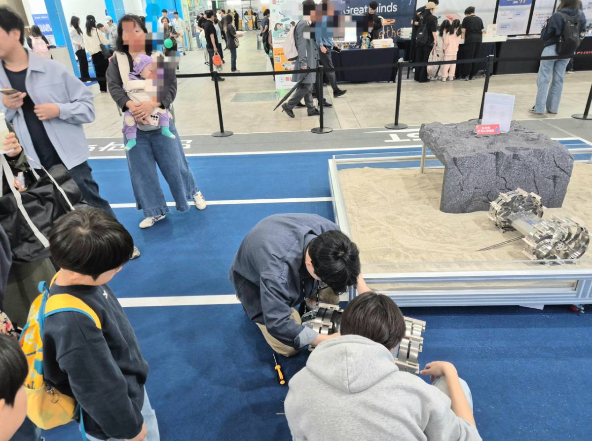 KAIST(카이스트) 학생들이 종이접기 기술을 활용한 전개형 달 탐사 로버 바퀴를 시연하기 위해 준비 중이다. /사진=박건희 기자